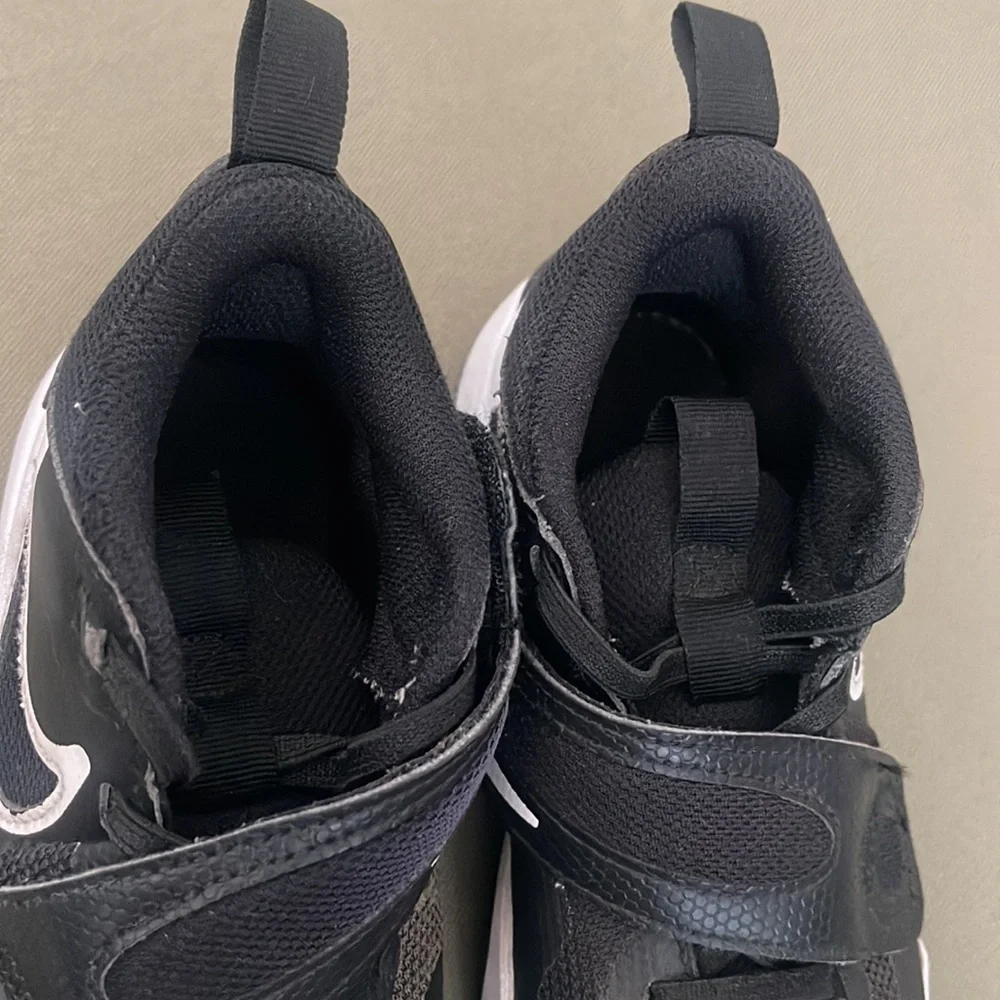 Nike Kids Black/White  size 13.5C  w Velcro Sneakers